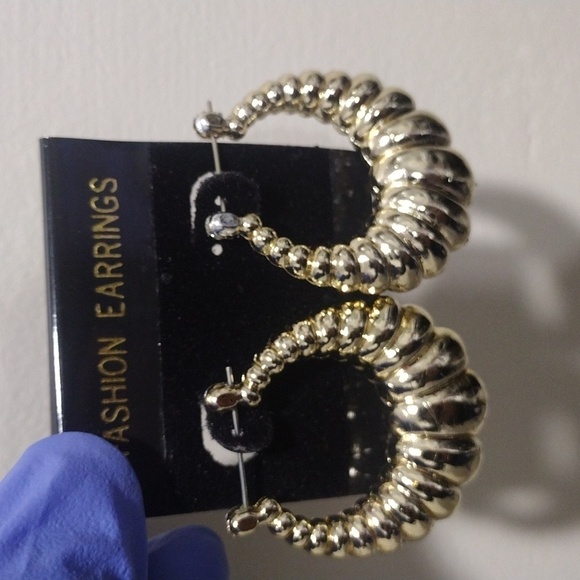 Women's Stunning Gold tone Hoop Design Drop Light Earrings,  1.5-inch drop - Picture 5 of 5